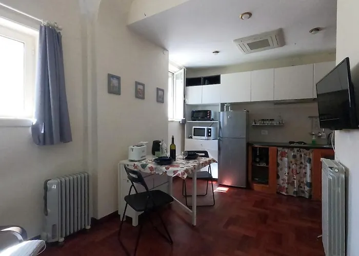 Comodo E Silenzioso Bilocale In Centro Napoli