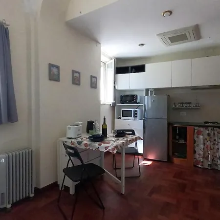 Comodo E Silenzioso Bilocale In Centro Napoli